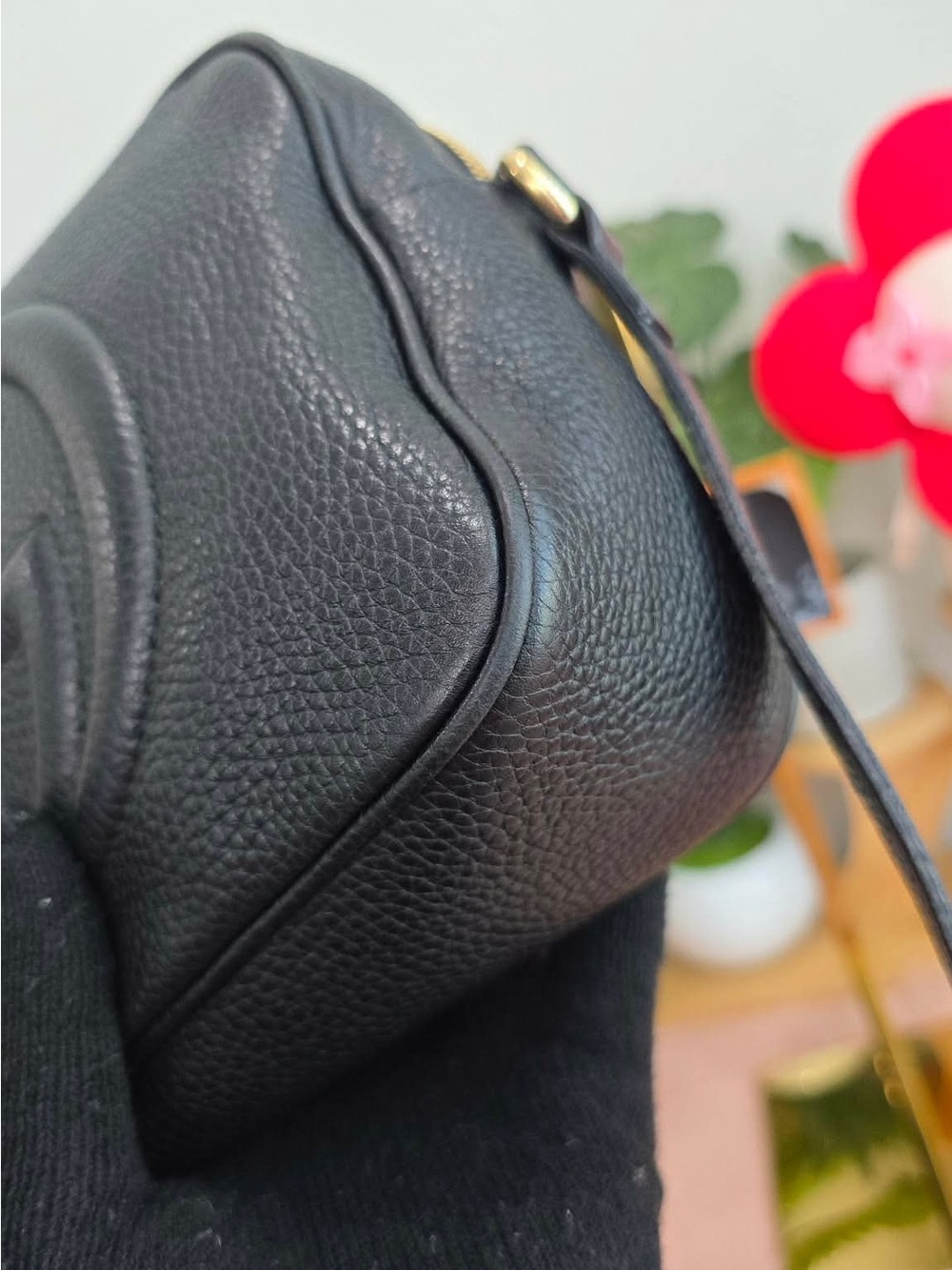 Gucci Black Pebbled Leather Crossbody Bag with Interlocking G - Picture 14 of 16